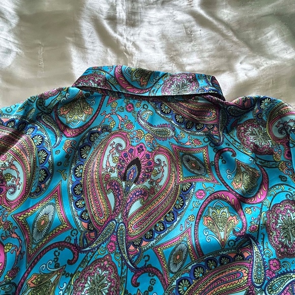 BLOUSE, SILKY POLYESTER, COLOUR: BLUE PAISLEY MIX, SIZE 3X, BUTTON CUFFS, BUTTON - Picture 11 of 12